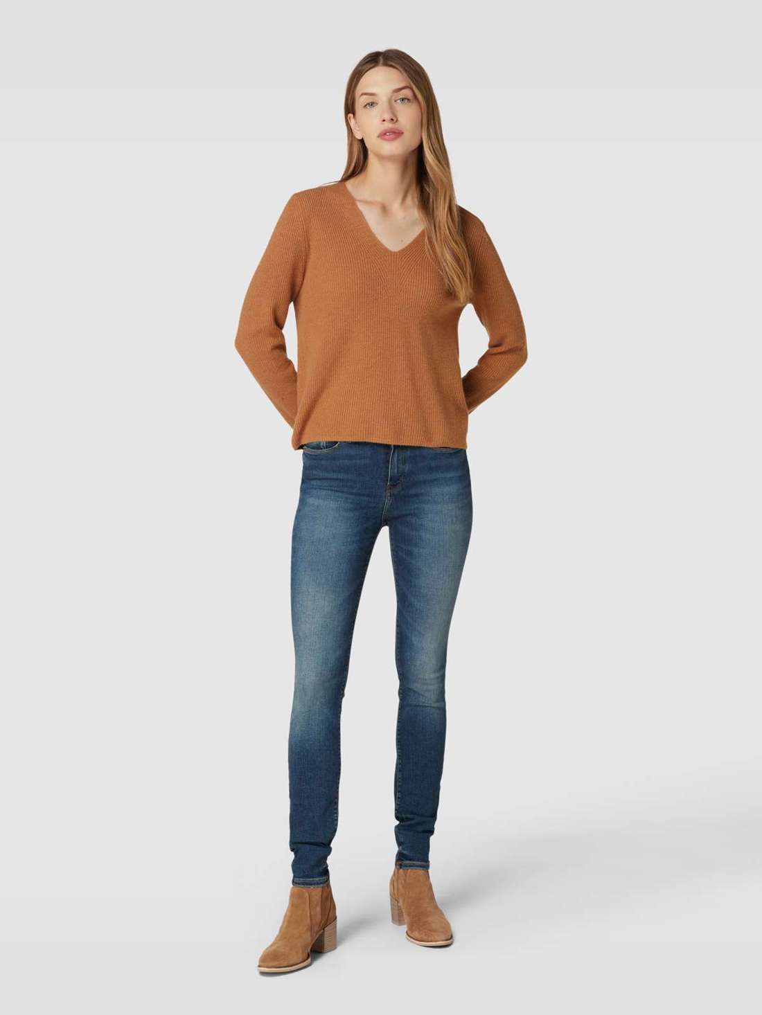 Джинсы узкого кроя с этикеткой COMO