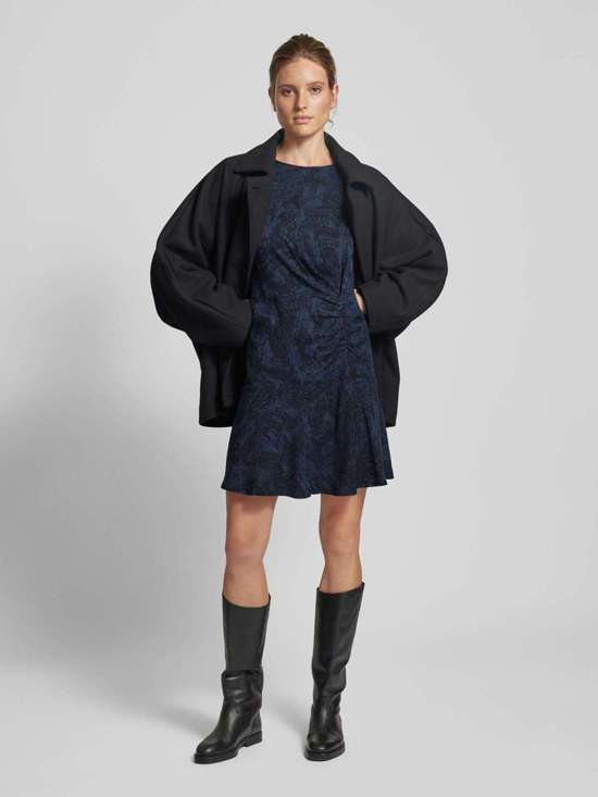 Платье длиной до колена с рюшами