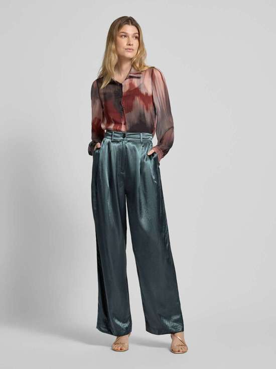 Брюки свободного кроя со складками из мнущегося атласа